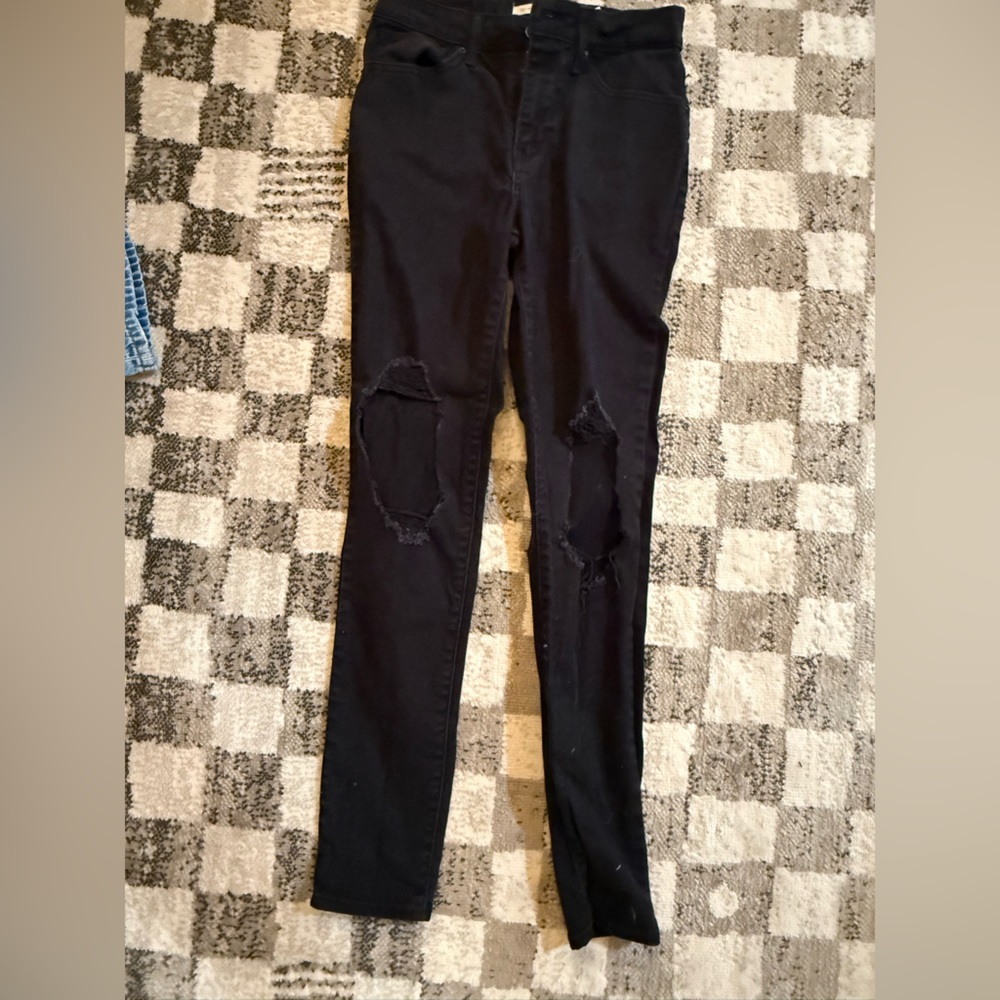 Levi’s black distressed Jean
